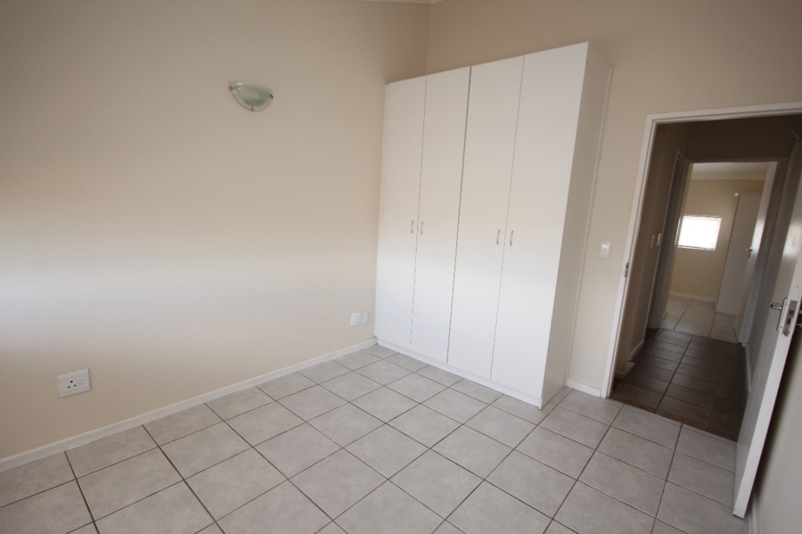 To Let 2 Bedroom Property for Rent in Uitzicht Western Cape